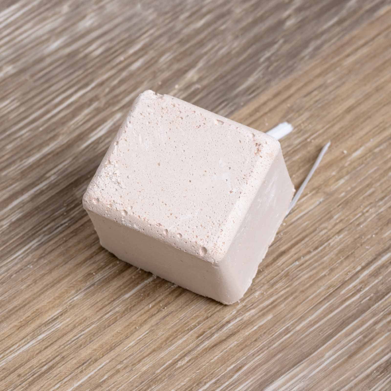 Pickstein klein – Mineralstoffquelle mit Drahtbefestigung