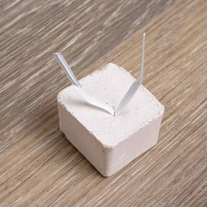 Pickstein klein – Mineralstoffquelle mit Drahtbefestigung