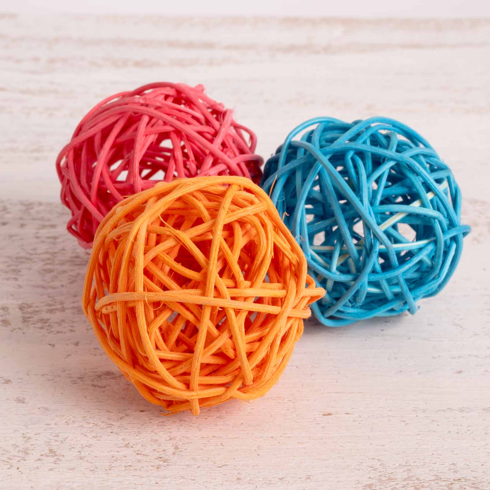 Rankenkugel Ø 5 cm bunt – Papageien- und Sittichspielzeug