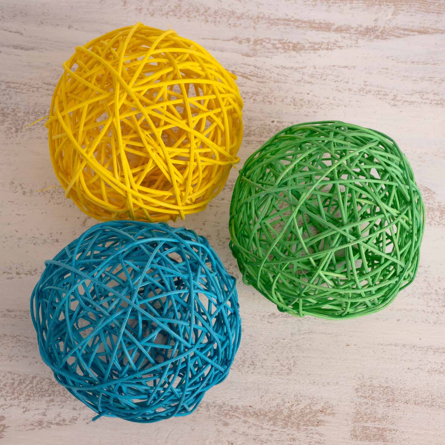 Rankenkugel bunt Ø 12 cm – Papageienspielzeug